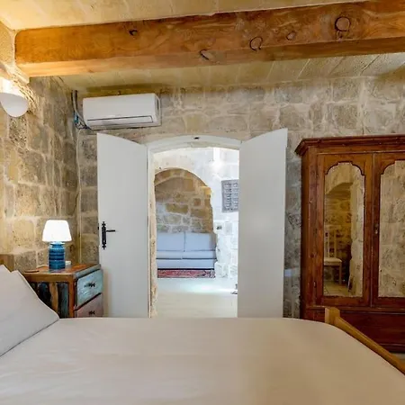 Ir-remissa - Historic In Old Town Victoria